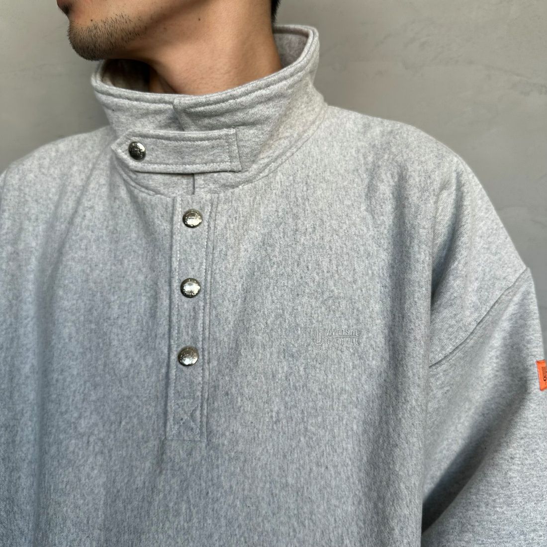 UNIVERSAL OVERALL [ユニバーサルオーバーオール] 別注 ヘビースウェット ハーフスナッププルオーバー [U2433290IN-JF] ASH &&モデル身長：168cm 着用サイズ：L&&