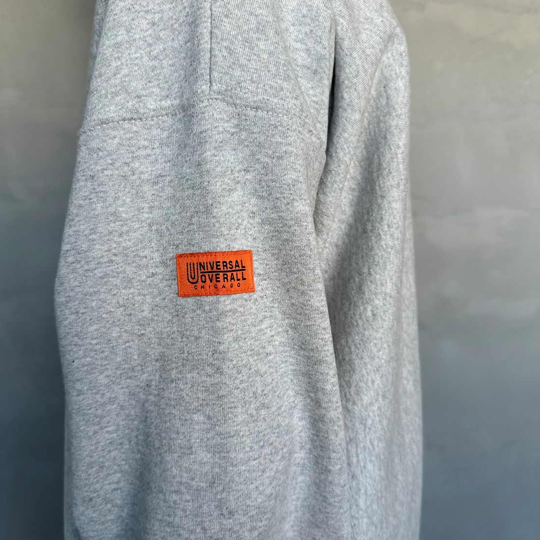 UNIVERSAL OVERALL [ユニバーサルオーバーオール] 別注 ヘビースウェット ハーフスナッププルオーバー [U2433290IN-JF] ASH &&モデル身長：168cm 着用サイズ：L&&