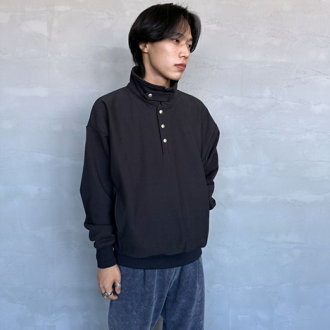 UNIVERSAL OVERALL [ユニバーサルオーバーオール] 別注 ヘビースウェット ハーフスナッププルオーバー [U2433290IN-JF] BLACK &&モデル身長：179cm 着用サイズ：M&&