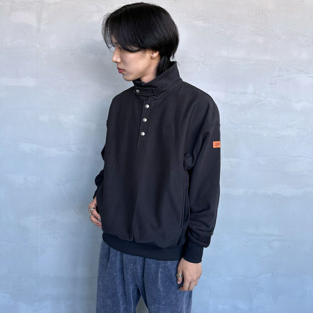 UNIVERSAL OVERALL [ユニバーサルオーバーオール] 別注 ヘビースウェット ハーフスナッププルオーバー [U2433290IN-JF] BLACK &&モデル身長：179cm 着用サイズ：M&&