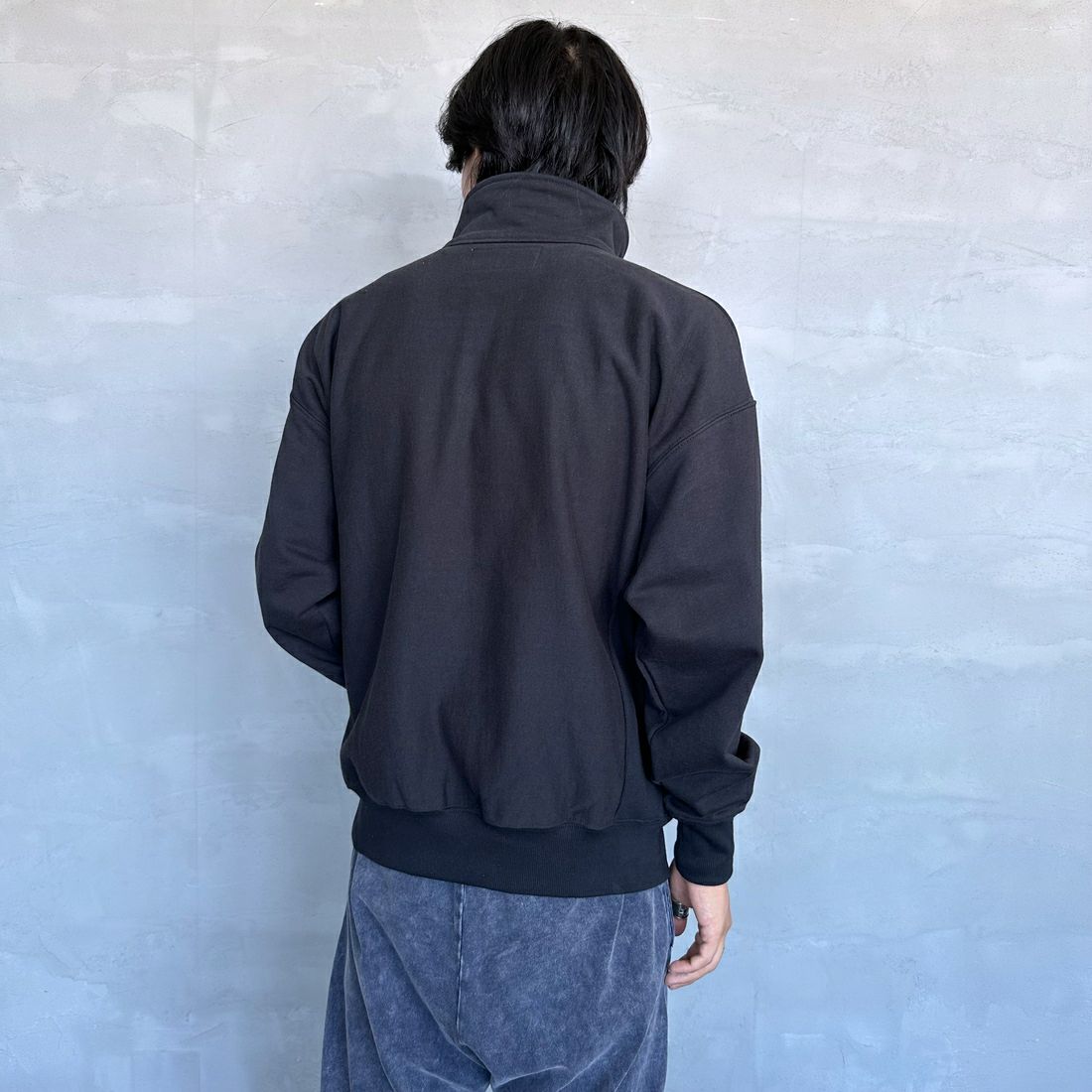 UNIVERSAL OVERALL [ユニバーサルオーバーオール] 別注 ヘビースウェット ハーフスナッププルオーバー [U2433290IN-JF] BLACK &&モデル身長：179cm 着用サイズ：M&&