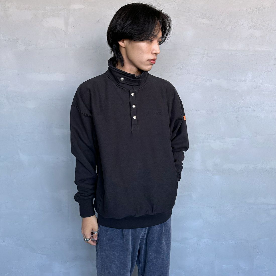 UNIVERSAL OVERALL [ユニバーサルオーバーオール] 別注 ヘビースウェット ハーフスナッププルオーバー [U2433290IN-JF] BLACK &&モデル身長：179cm 着用サイズ：L&&