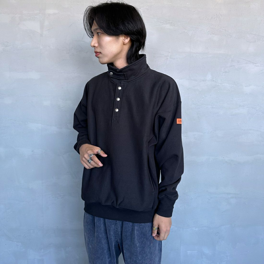 UNIVERSAL OVERALL [ユニバーサルオーバーオール] 別注 ヘビースウェット ハーフスナッププルオーバー [U2433290IN-JF] BLACK &&モデル身長：179cm 着用サイズ：L&&