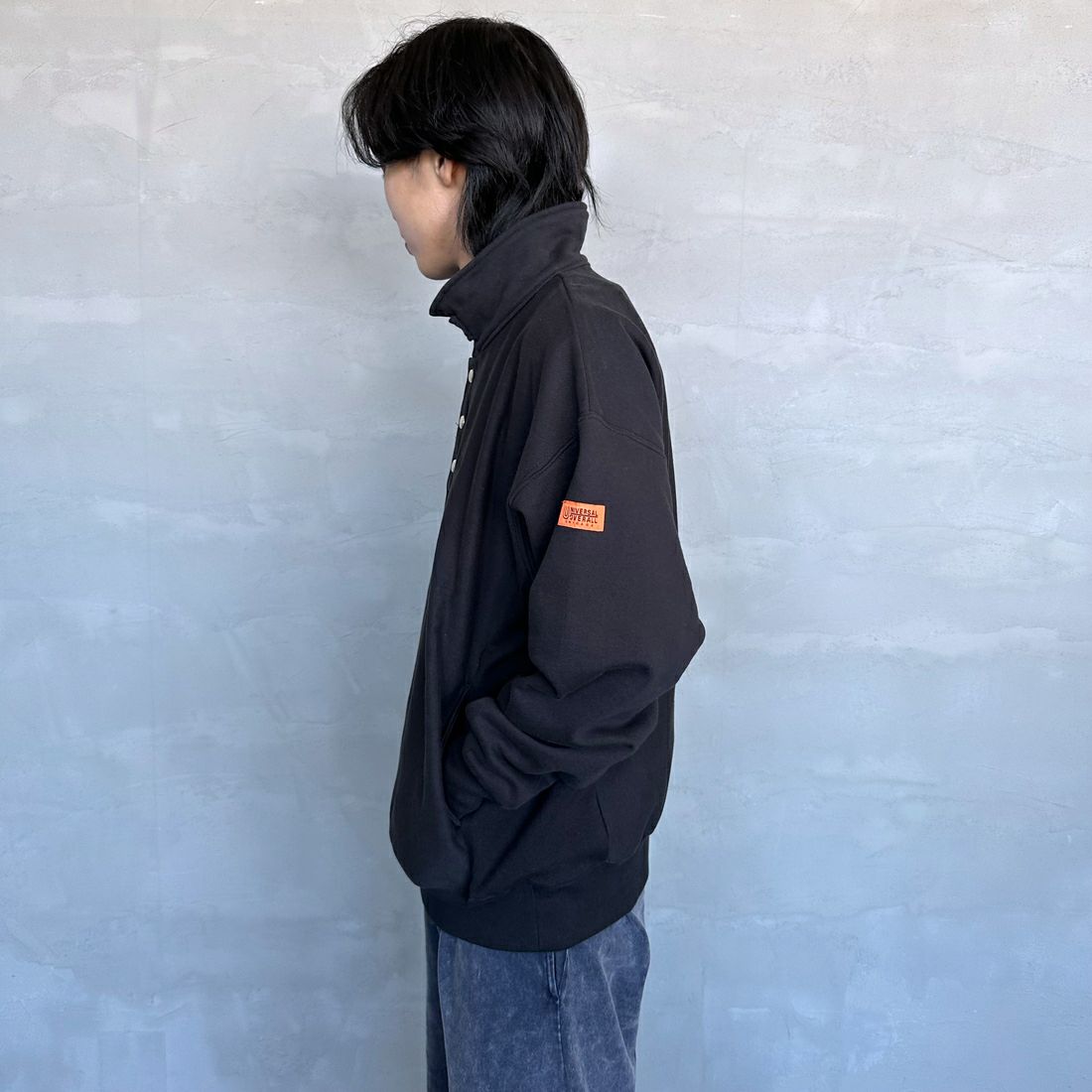 UNIVERSAL OVERALL [ユニバーサルオーバーオール] 別注 ヘビースウェット ハーフスナッププルオーバー [U2433290IN-JF] BLACK &&モデル身長：179cm 着用サイズ：L&&