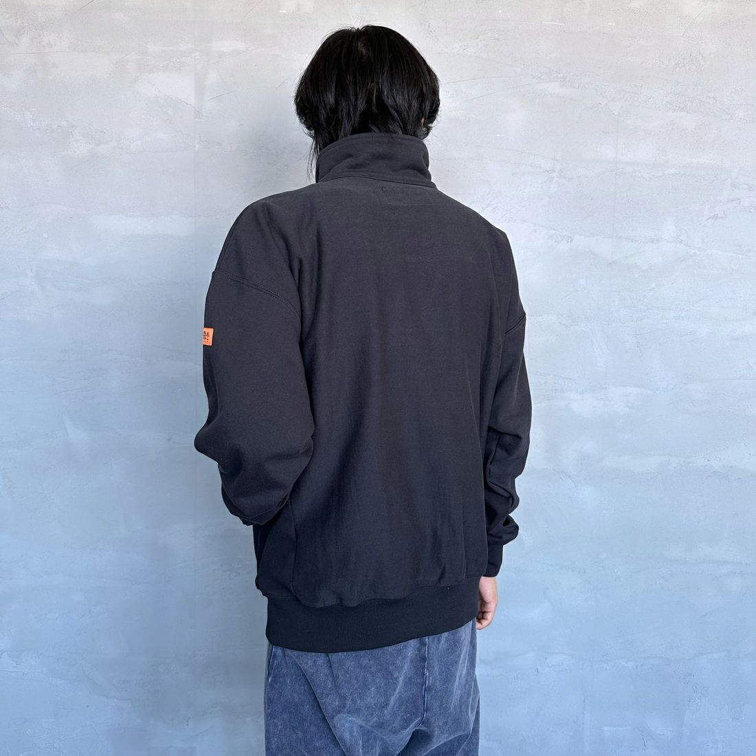 UNIVERSAL OVERALL [ユニバーサルオーバーオール] 別注 ヘビースウェット ハーフスナッププルオーバー [U2433290IN-JF] BLACK &&モデル身長：179cm 着用サイズ：L&&