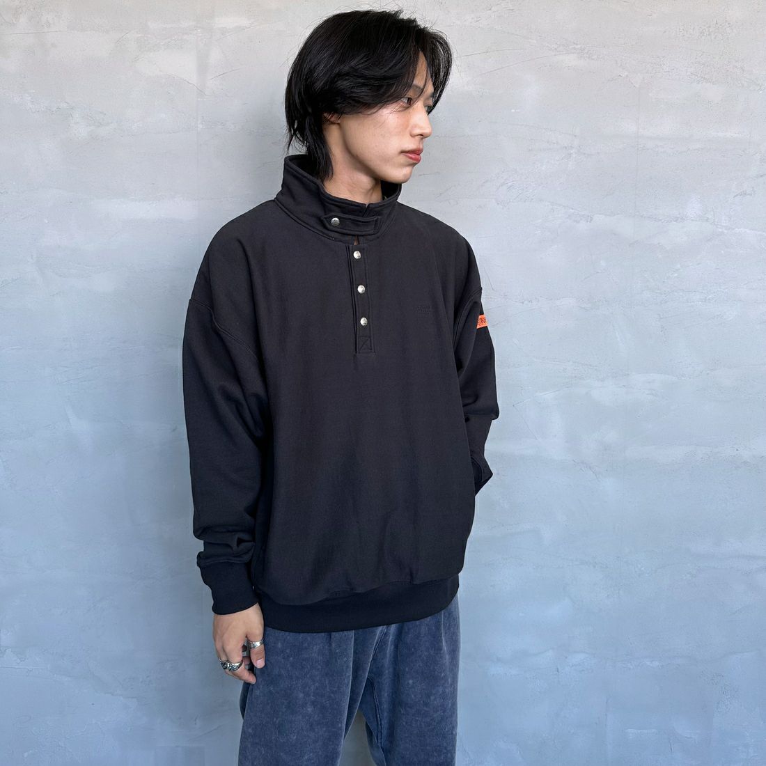 UNIVERSAL OVERALL [ユニバーサルオーバーオール] 別注 ヘビースウェット ハーフスナッププルオーバー [U2433290IN-JF] BLACK &&モデル身長：179cm 着用サイズ：XL&&