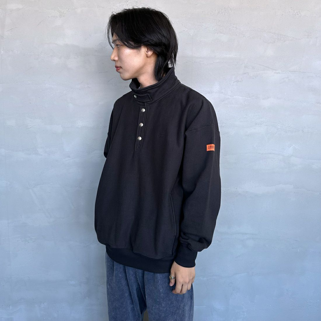 UNIVERSAL OVERALL [ユニバーサルオーバーオール] 別注 ヘビースウェット ハーフスナッププルオーバー [U2433290IN-JF] BLACK &&モデル身長：179cm 着用サイズ：XL&&