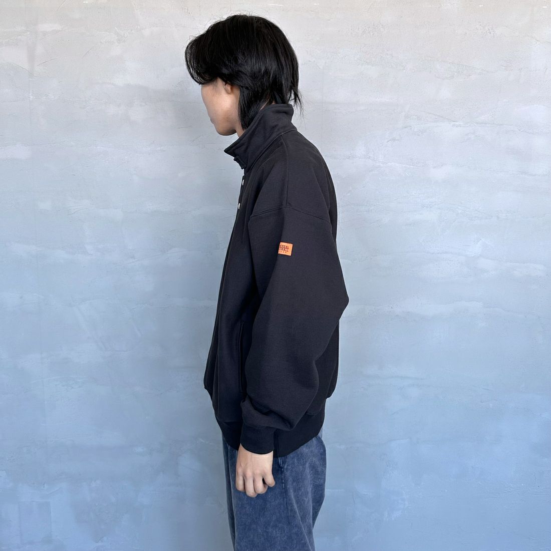 UNIVERSAL OVERALL [ユニバーサルオーバーオール] 別注 ヘビースウェット ハーフスナッププルオーバー [U2433290IN-JF] BLACK &&モデル身長：179cm 着用サイズ：XL&&