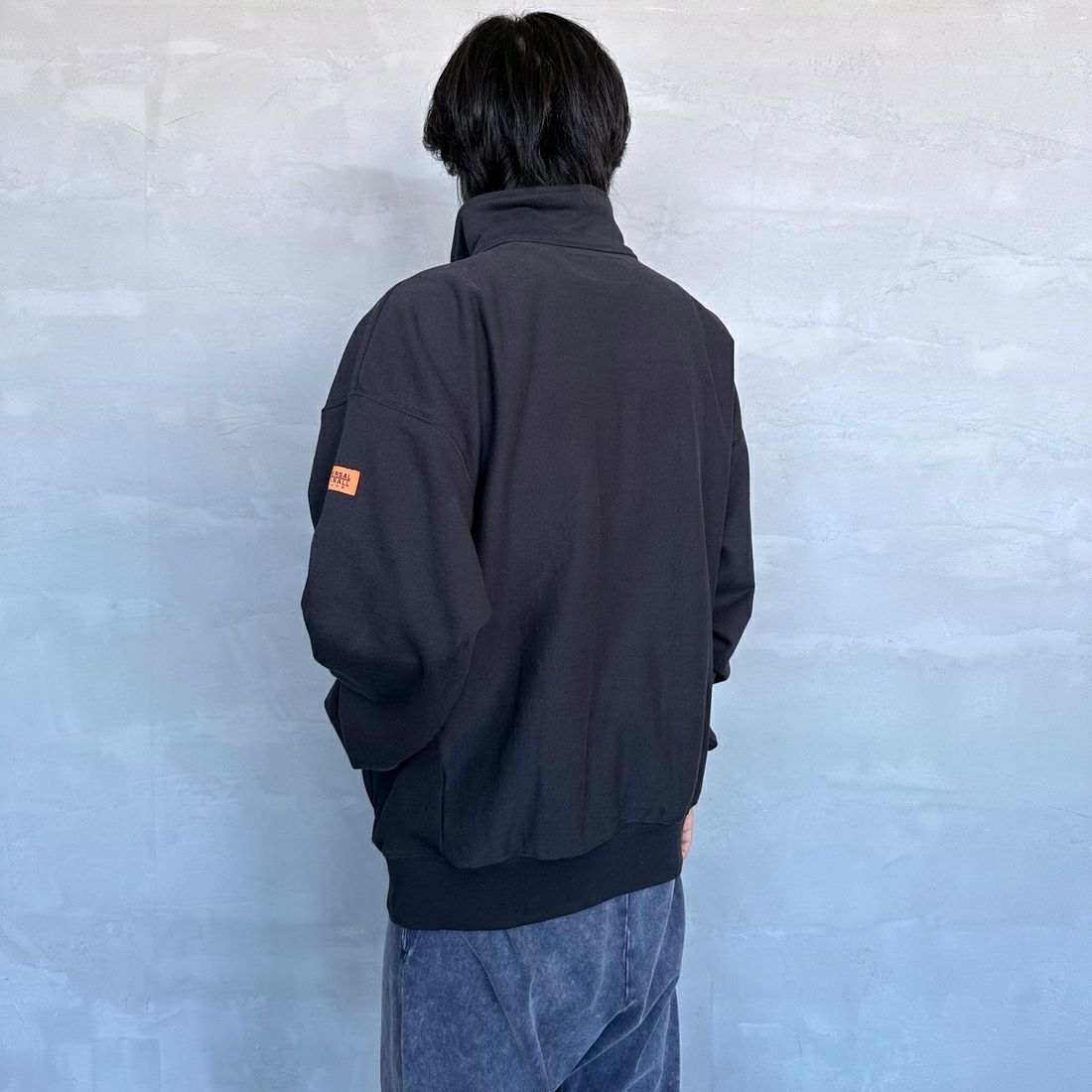 UNIVERSAL OVERALL [ユニバーサルオーバーオール] 別注 ヘビースウェット ハーフスナッププルオーバー [U2433290IN-JF] BLACK &&モデル身長：179cm 着用サイズ：XL&&