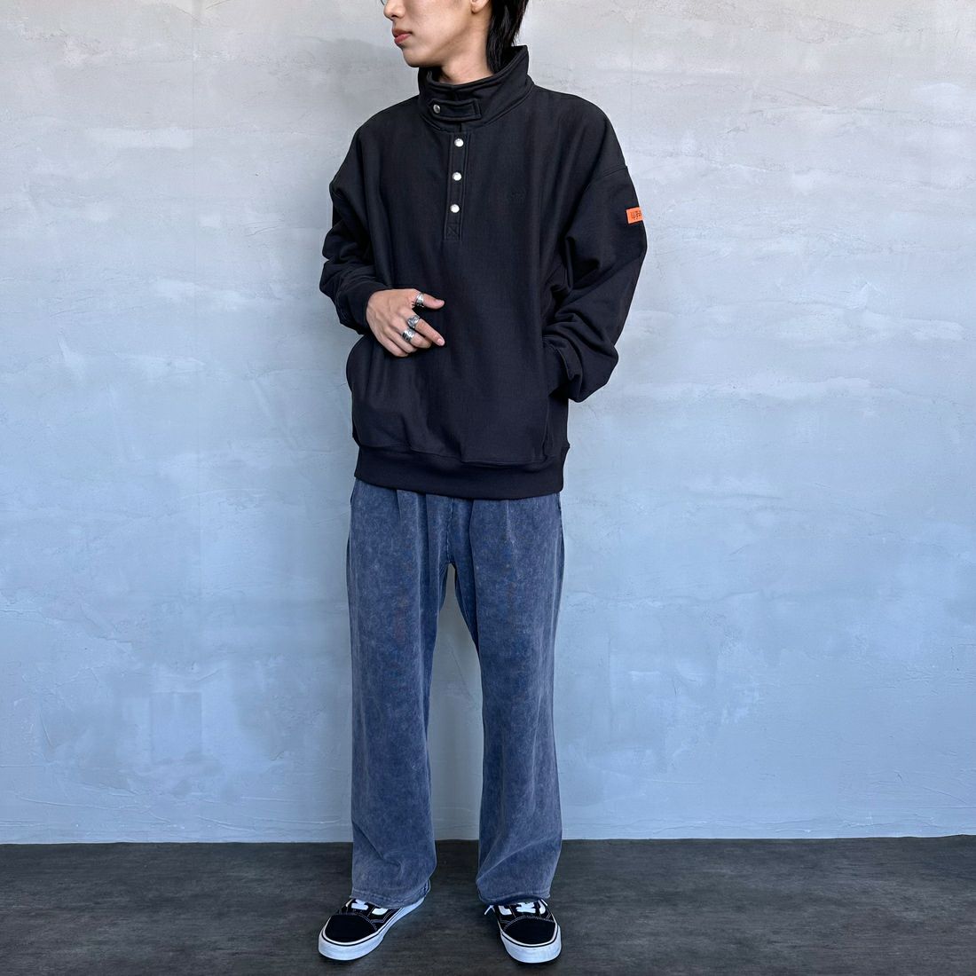 UNIVERSAL OVERALL [ユニバーサルオーバーオール] 別注 ヘビースウェット ハーフスナッププルオーバー [U2433290IN-JF] BLACK &&モデル身長：179cm 着用サイズ：XL&&