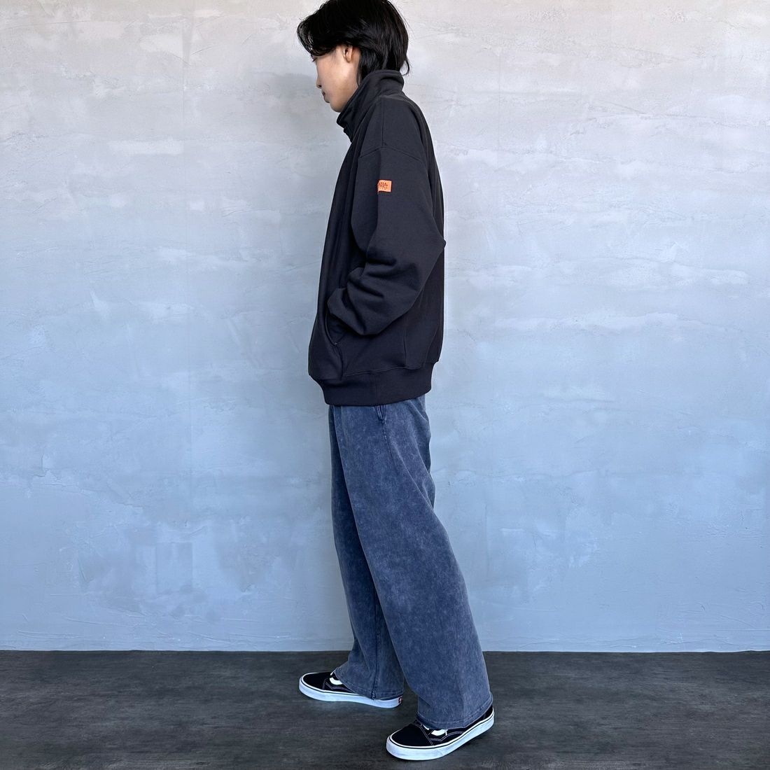 UNIVERSAL OVERALL [ユニバーサルオーバーオール] 別注 ヘビースウェット ハーフスナッププルオーバー [U2433290IN-JF] BLACK &&モデル身長：179cm 着用サイズ：XL&&
