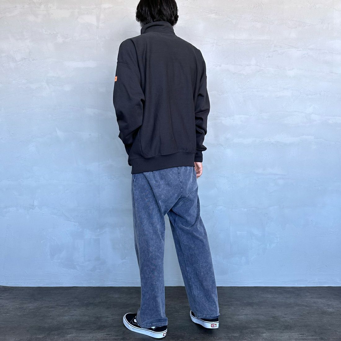 UNIVERSAL OVERALL [ユニバーサルオーバーオール] 別注 ヘビースウェット ハーフスナッププルオーバー [U2433290IN-JF] BLACK &&モデル身長：179cm 着用サイズ：XL&&