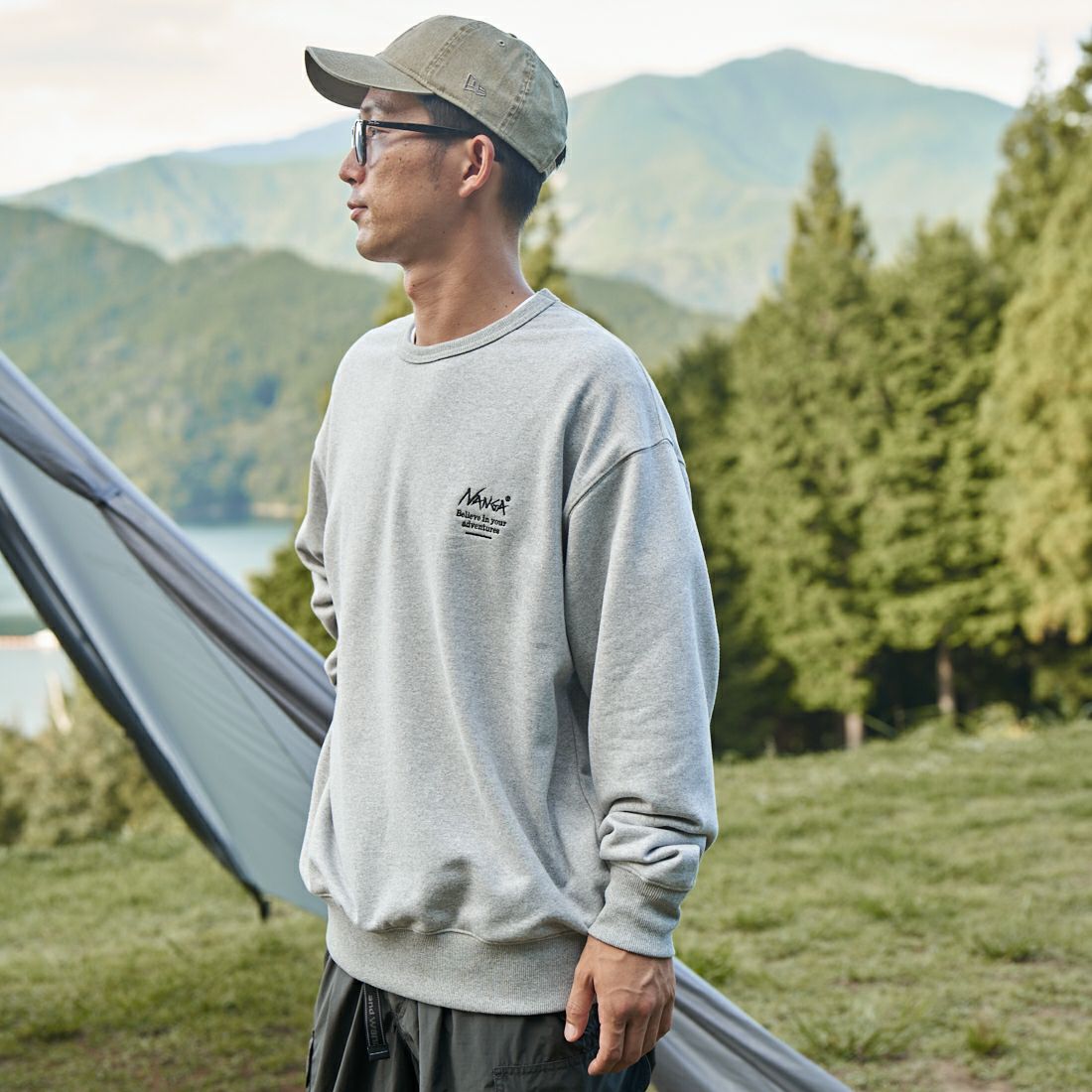 JEANSFACTORY × NANGA [ジーンズファクトリー × ナンガ] 別注 ボックスロゴ バックプリントスウェット [NW24AW-JF1] GRAY &&モデル身長：176cm 着用サイズ：L&&