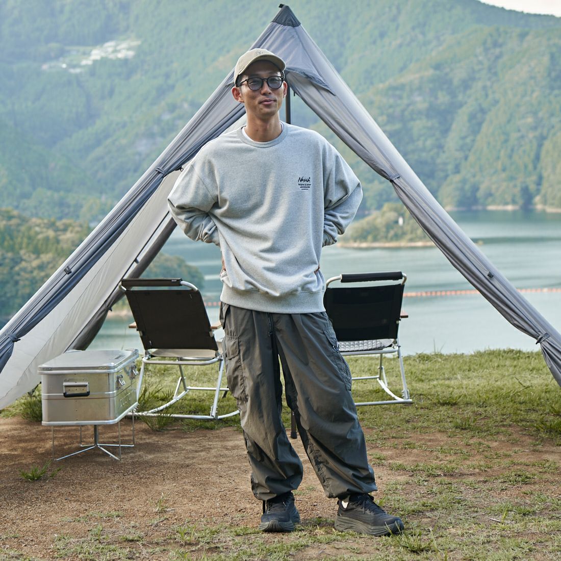 JEANSFACTORY × NANGA [ジーンズファクトリー × ナンガ] 別注 ボックスロゴ バックプリントスウェット [NW24AW-JF1] GRAY &&モデル身長：176cm 着用サイズ：L&&