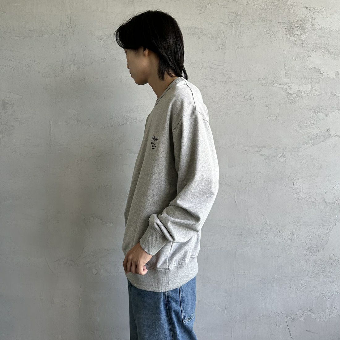 JEANSFACTORY × NANGA [ジーンズファクトリー × ナンガ] 別注 ボックスロゴ バックプリントスウェット [NW24AW-JF1] GRAY &&モデル身長：179cm 着用サイズ：L&&