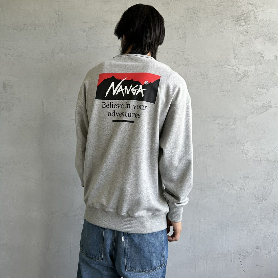 JEANSFACTORY × NANGA [ジーンズファクトリー × ナンガ] 別注 ボックスロゴ バックプリントスウェット [NW24AW-JF1] GRAY &&モデル身長：179cm 着用サイズ：L&&