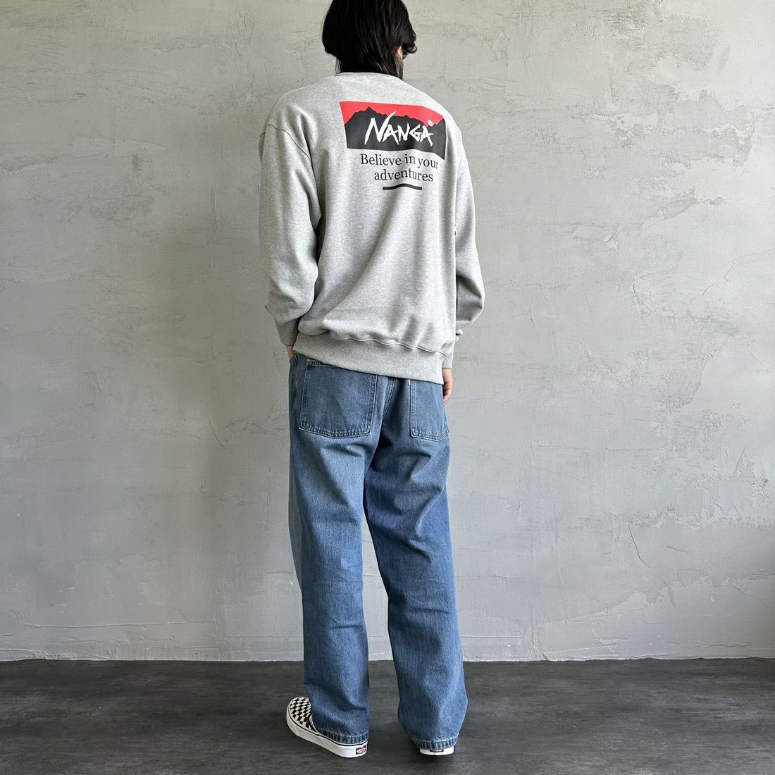 JEANSFACTORY × NANGA [ジーンズファクトリー × ナンガ] 別注 ボックスロゴ バックプリントスウェット [NW24AW-JF1] GRAY &&モデル身長：179cm 着用サイズ：L&&