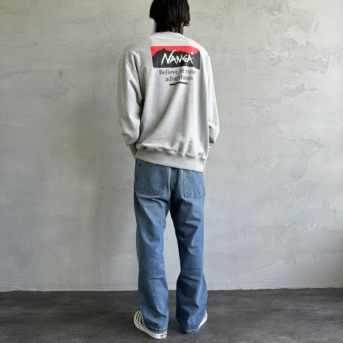 JEANSFACTORY × NANGA [ジーンズファクトリー × ナンガ] 別注 ボックスロゴ バックプリントスウェット [NW24AW-JF1] GRAY &&モデル身長：179cm 着用サイズ：L&&