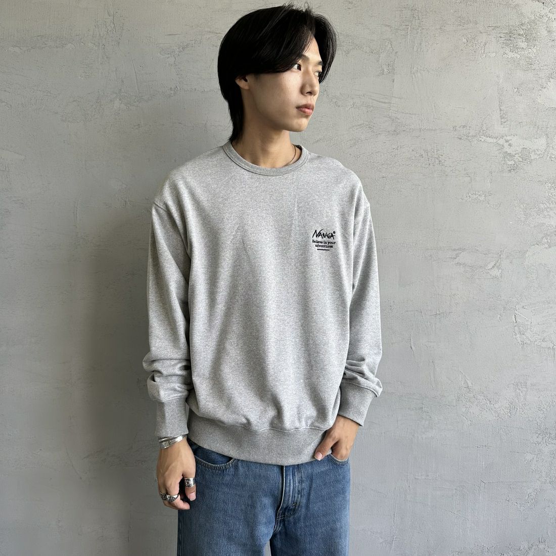 JEANSFACTORY × NANGA [ジーンズファクトリー × ナンガ] 別注 ボックスロゴ バックプリントスウェット [NW24AW-JF1] GRAY &&モデル身長：179cm 着用サイズ：M&&