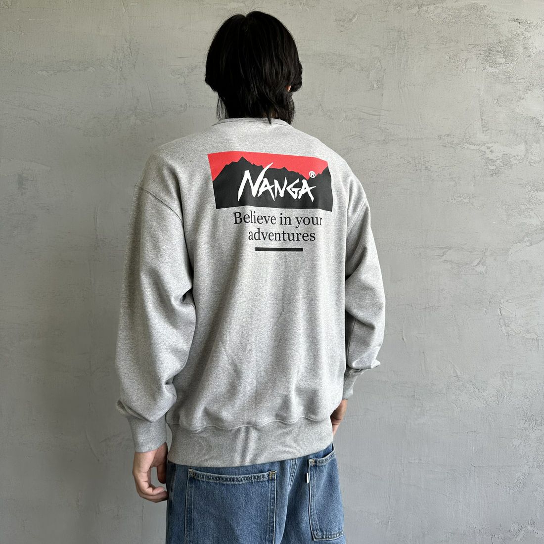JEANSFACTORY × NANGA [ジーンズファクトリー × ナンガ] 別注 ボックスロゴ バックプリントスウェット [NW24AW-JF1] GRAY &&モデル身長：179cm 着用サイズ：M&&