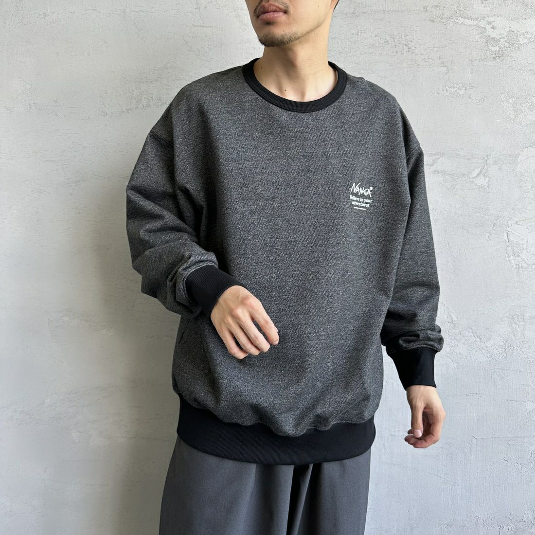 JEANSFACTORY × NANGA [ジーンズファクトリー × ナンガ] 別注 ボックスロゴ バックプリントスウェット [NW24AW-JF1] BLACK &&モデル身長：168cm 着用サイズ：L&&