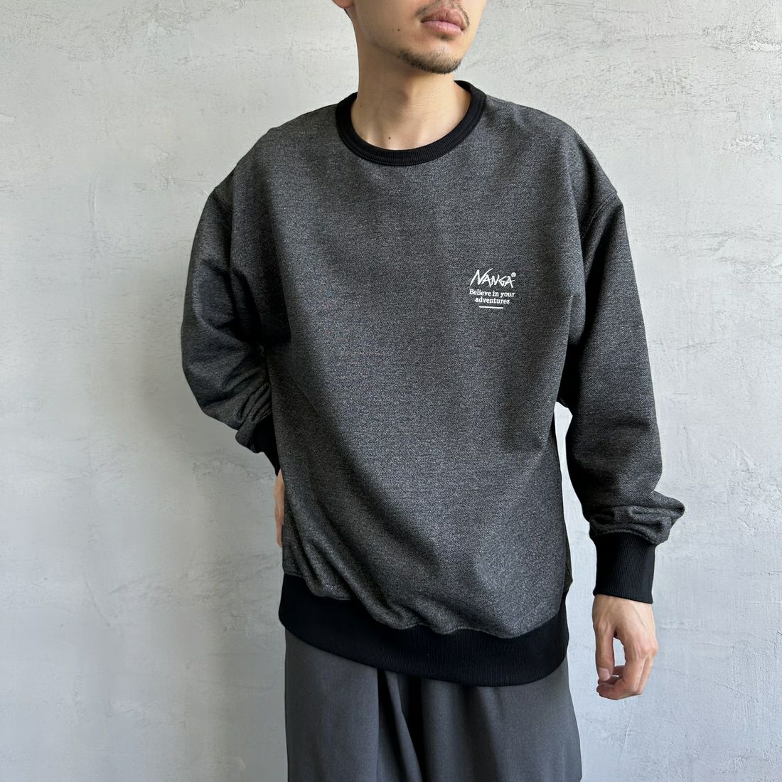 JEANSFACTORY × NANGA [ジーンズファクトリー × ナンガ] 別注 ボックスロゴ バックプリントスウェット [NW24AW-JF1] BLACK &&モデル身長：168cm 着用サイズ：L&&
