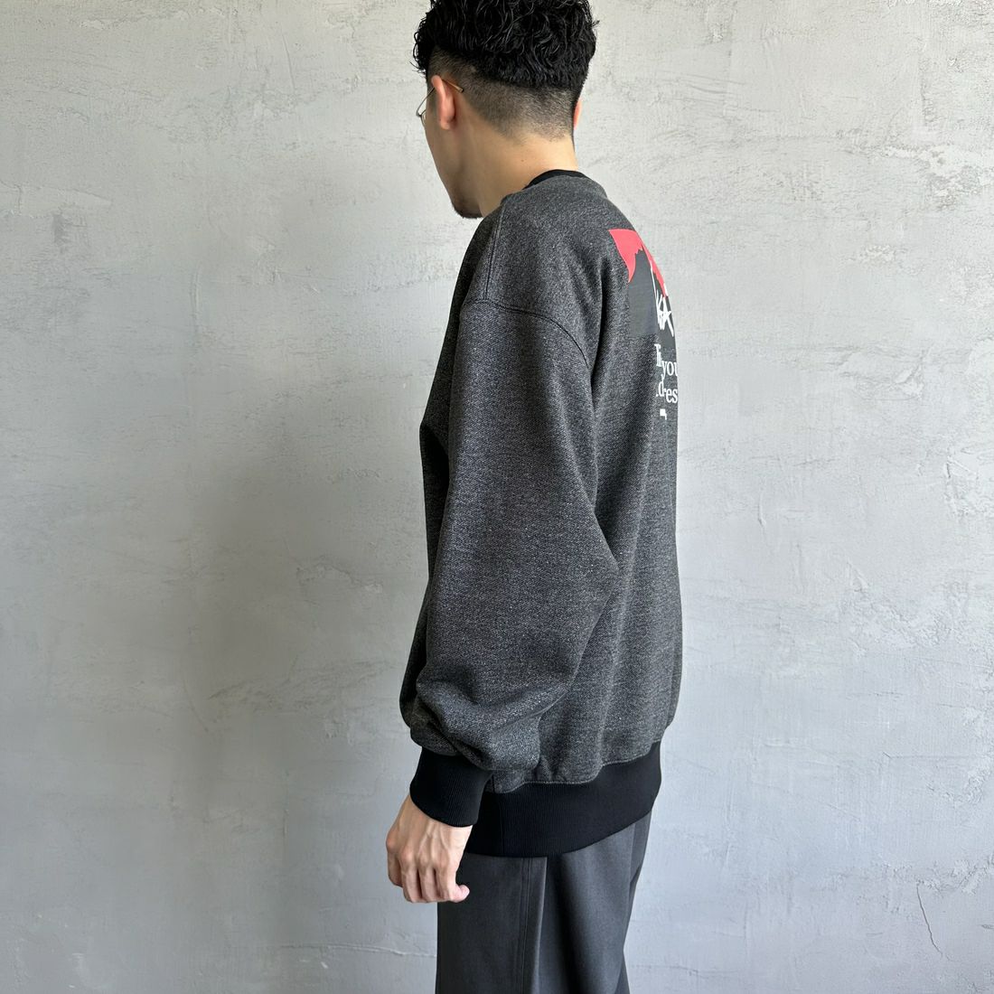 JEANSFACTORY × NANGA [ジーンズファクトリー × ナンガ] 別注 ボックスロゴ バックプリントスウェット [NW24AW-JF1] BLACK &&モデル身長：168cm 着用サイズ：L&&