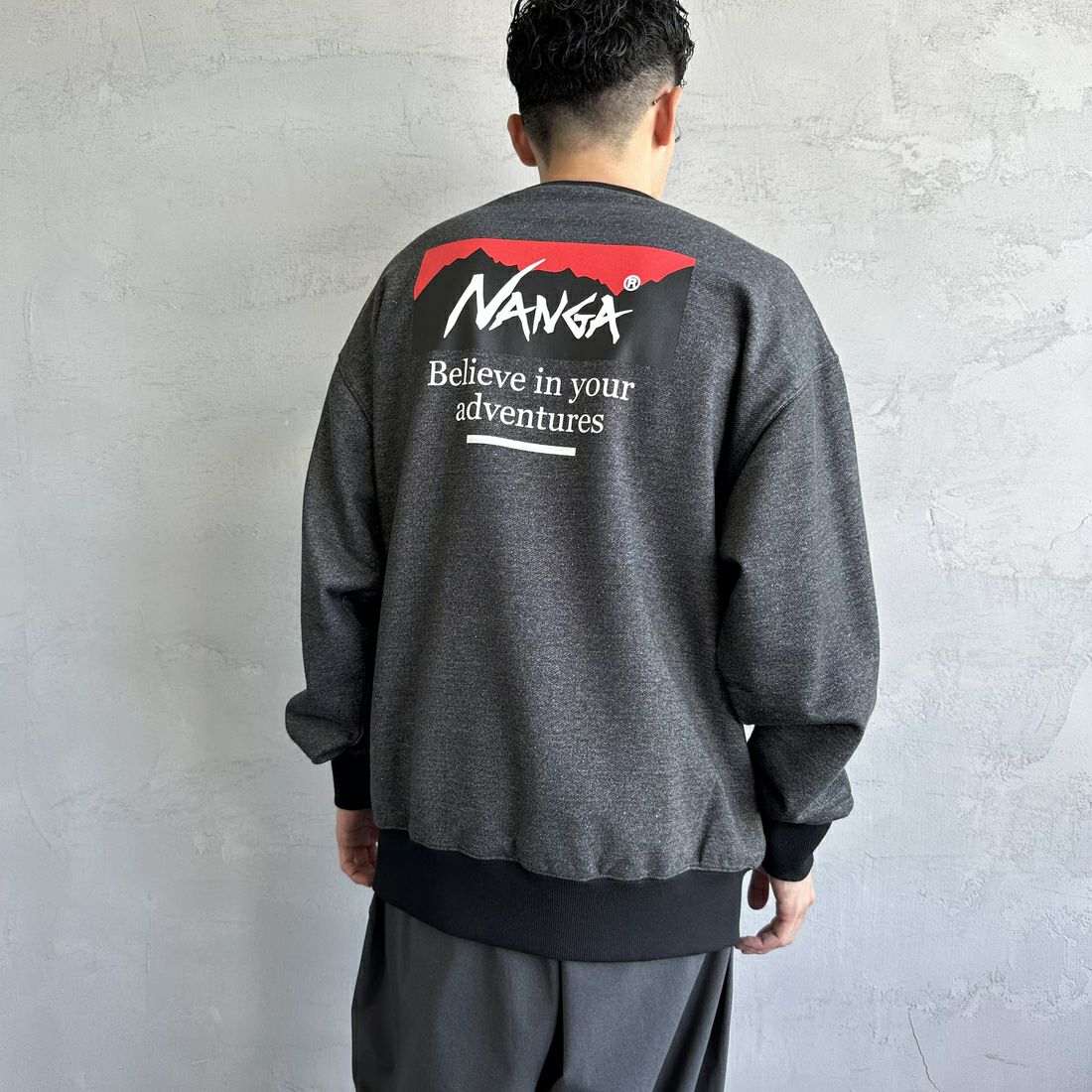 JEANSFACTORY × NANGA [ジーンズファクトリー × ナンガ] 別注 ボックスロゴ バックプリントスウェット [NW24AW-JF1] BLACK &&モデル身長：168cm 着用サイズ：L&&