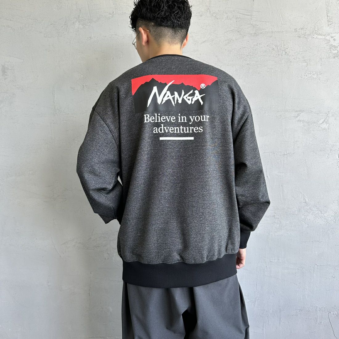 JEANSFACTORY × NANGA [ジーンズファクトリー × ナンガ] 別注 ボックスロゴ バックプリントスウェット [NW24AW-JF1] BLACK &&モデル身長：168cm 着用サイズ：L&&