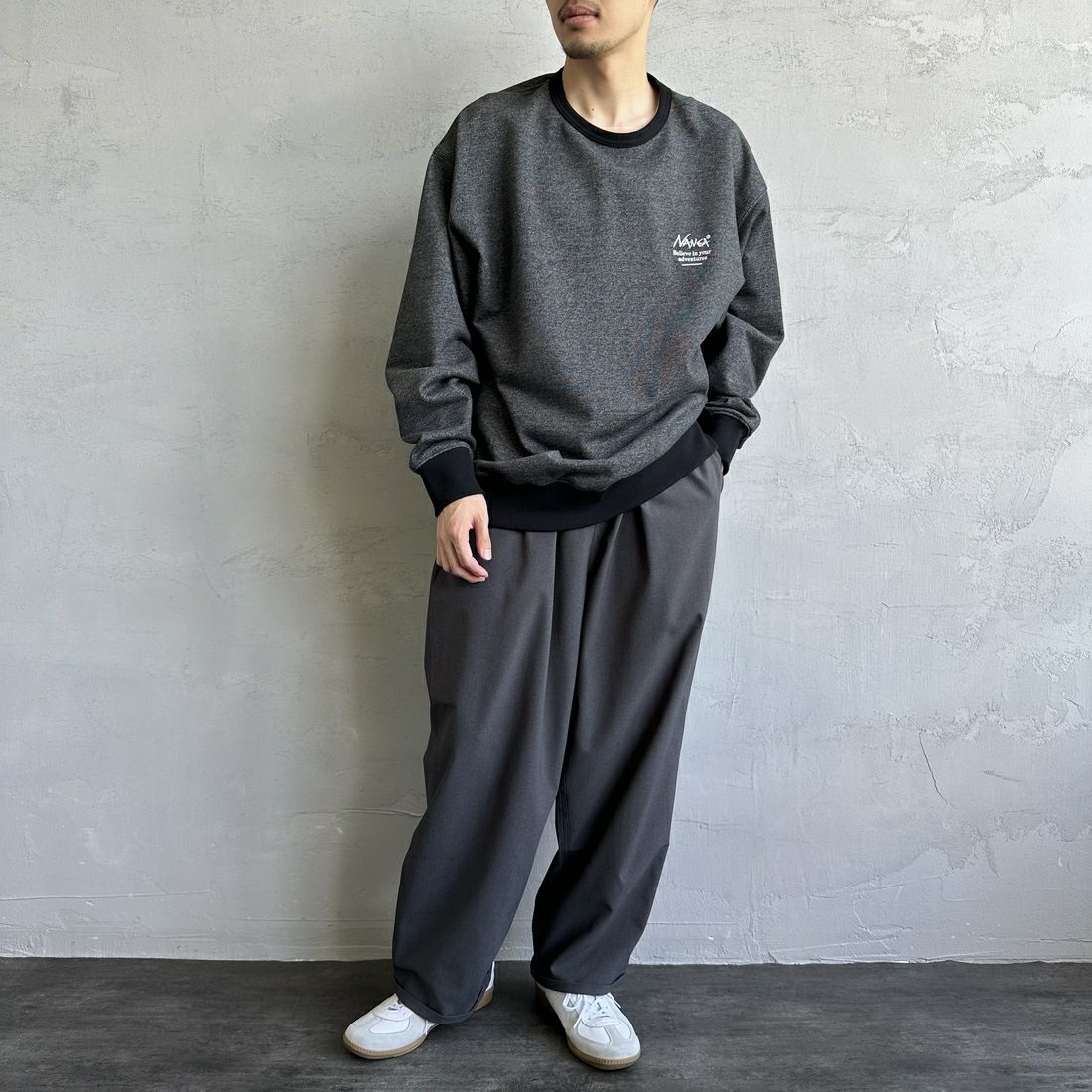 JEANSFACTORY × NANGA [ジーンズファクトリー × ナンガ] 別注 ボックスロゴ バックプリントスウェット [NW24AW-JF1] BLACK &&モデル身長：168cm 着用サイズ：L&&