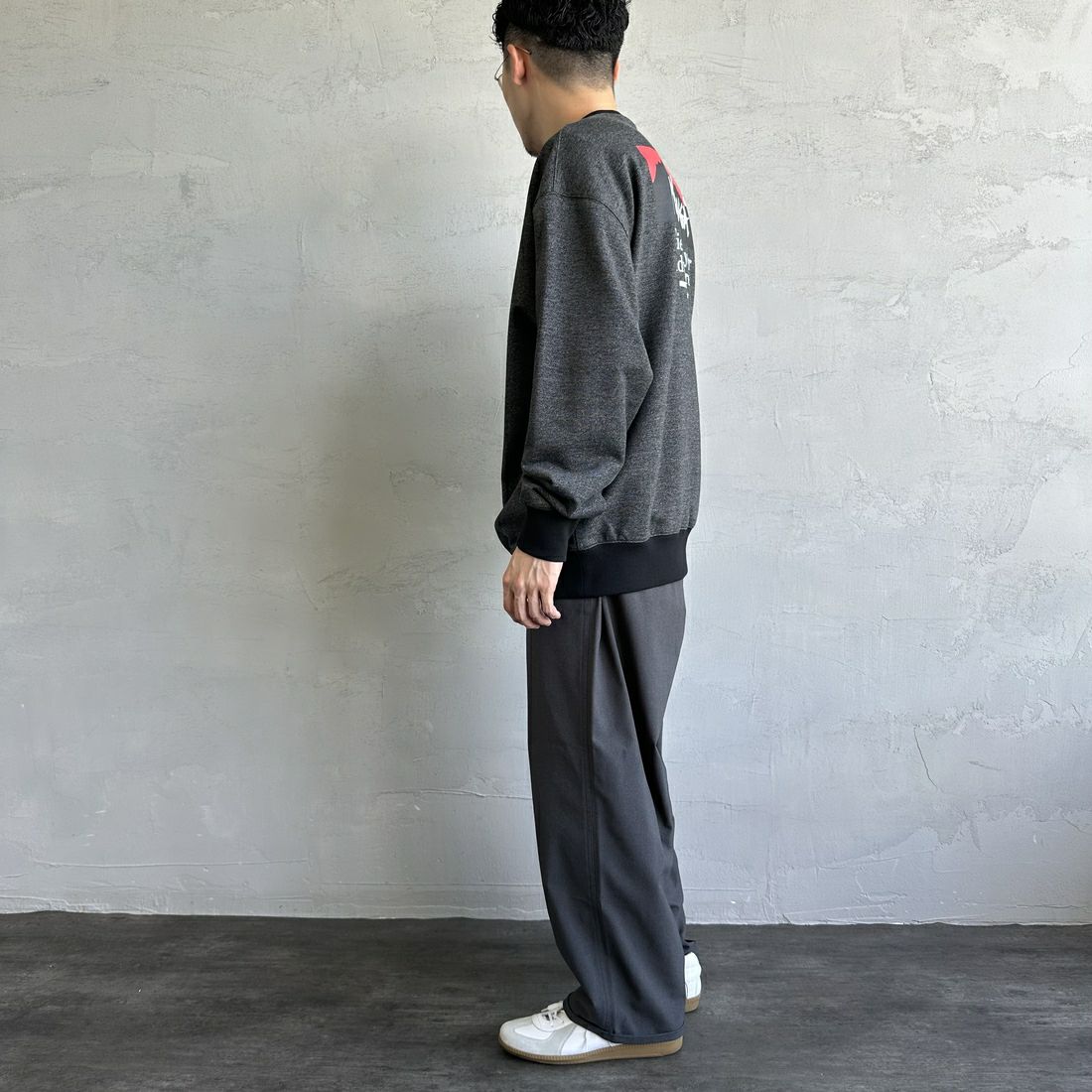 JEANSFACTORY × NANGA [ジーンズファクトリー × ナンガ] 別注 ボックスロゴ バックプリントスウェット [NW24AW-JF1] BLACK &&モデル身長：168cm 着用サイズ：L&&
