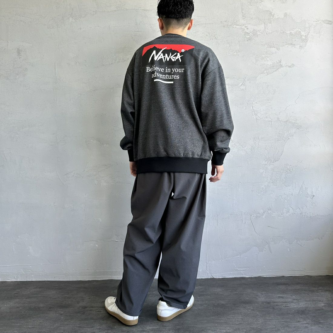 JEANSFACTORY × NANGA [ジーンズファクトリー × ナンガ] 別注 ボックスロゴ バックプリントスウェット [NW24AW-JF1] BLACK &&モデル身長：168cm 着用サイズ：L&&