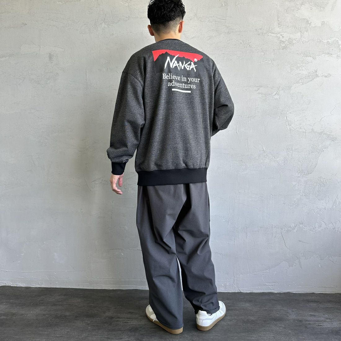 JEANSFACTORY × NANGA [ジーンズファクトリー × ナンガ] 別注 ボックスロゴ バックプリントスウェット [NW24AW-JF1] BLACK &&モデル身長：168cm 着用サイズ：L&&