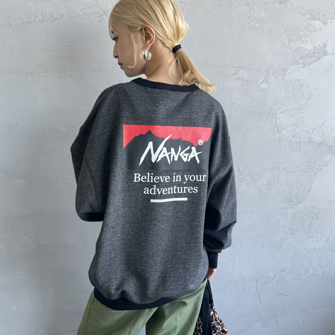 JEANSFACTORY × NANGA [ジーンズファクトリー × ナンガ] 別注 ボックスロゴ バックプリントスウェット [NW24AW-JF1] BLACK &&モデル身長：150cm 着用サイズ：S&&