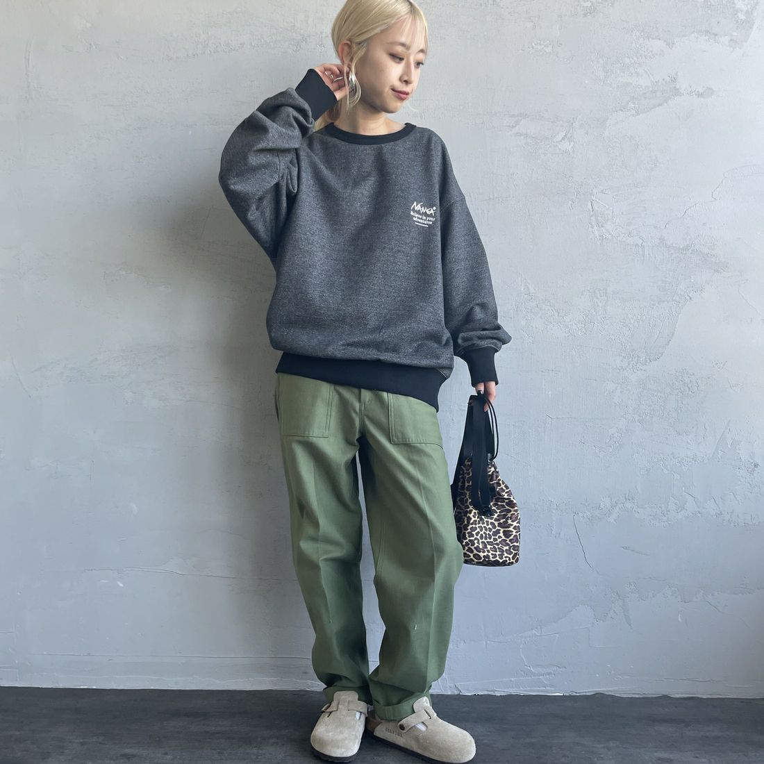 JEANSFACTORY × NANGA [ジーンズファクトリー × ナンガ] 別注 ボックスロゴ バックプリントスウェット [NW24AW-JF1] BLACK &&モデル身長：150cm 着用サイズ：S&&