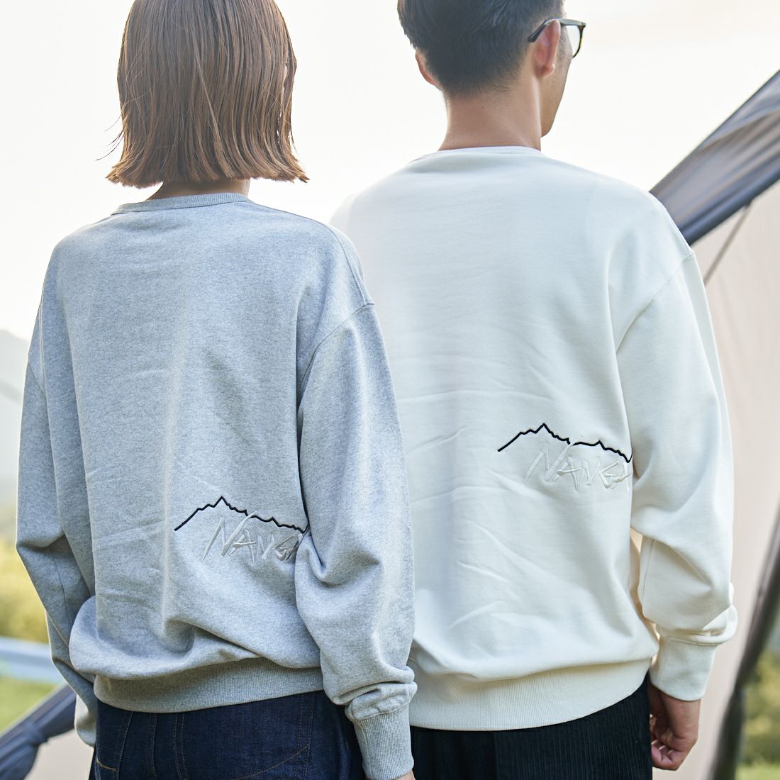 JEANSFACTORY × NANGA [ジーンズファクトリー × ナンガ] 別注 バックロゴ刺繍 クルーネックスウェット [NW24AW-JF2] GRAY &&モデル身長：167cm 着用サイズ：S&&