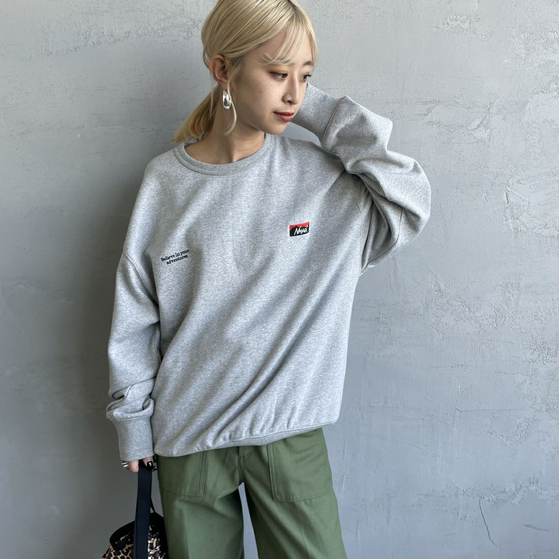 JEANSFACTORY × NANGA [ジーンズファクトリー × ナンガ] 別注 バックロゴ刺繍 クルーネックスウェット [NW24AW-JF2] GRAY &&モデル身長：150cm 着用サイズ：S&&