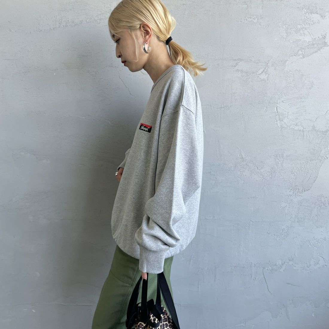 JEANSFACTORY × NANGA [ジーンズファクトリー × ナンガ] 別注 バックロゴ刺繍 クルーネックスウェット [NW24AW-JF2] GRAY &&モデル身長：150cm 着用サイズ：S&&