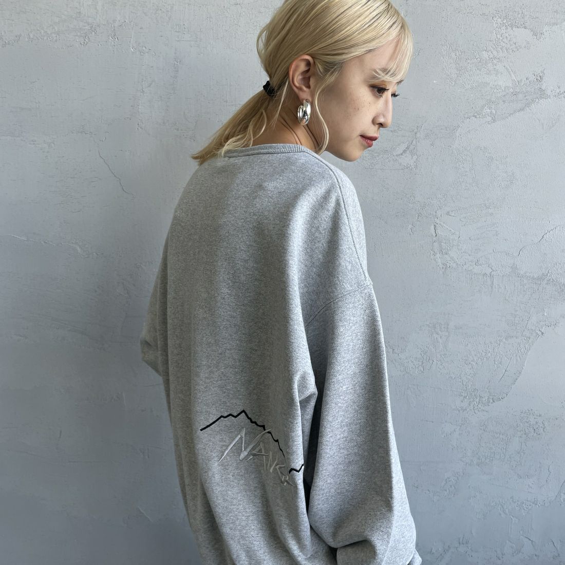 JEANSFACTORY × NANGA [ジーンズファクトリー × ナンガ] 別注 バックロゴ刺繍 クルーネックスウェット [NW24AW-JF2] GRAY &&モデル身長：150cm 着用サイズ：S&&