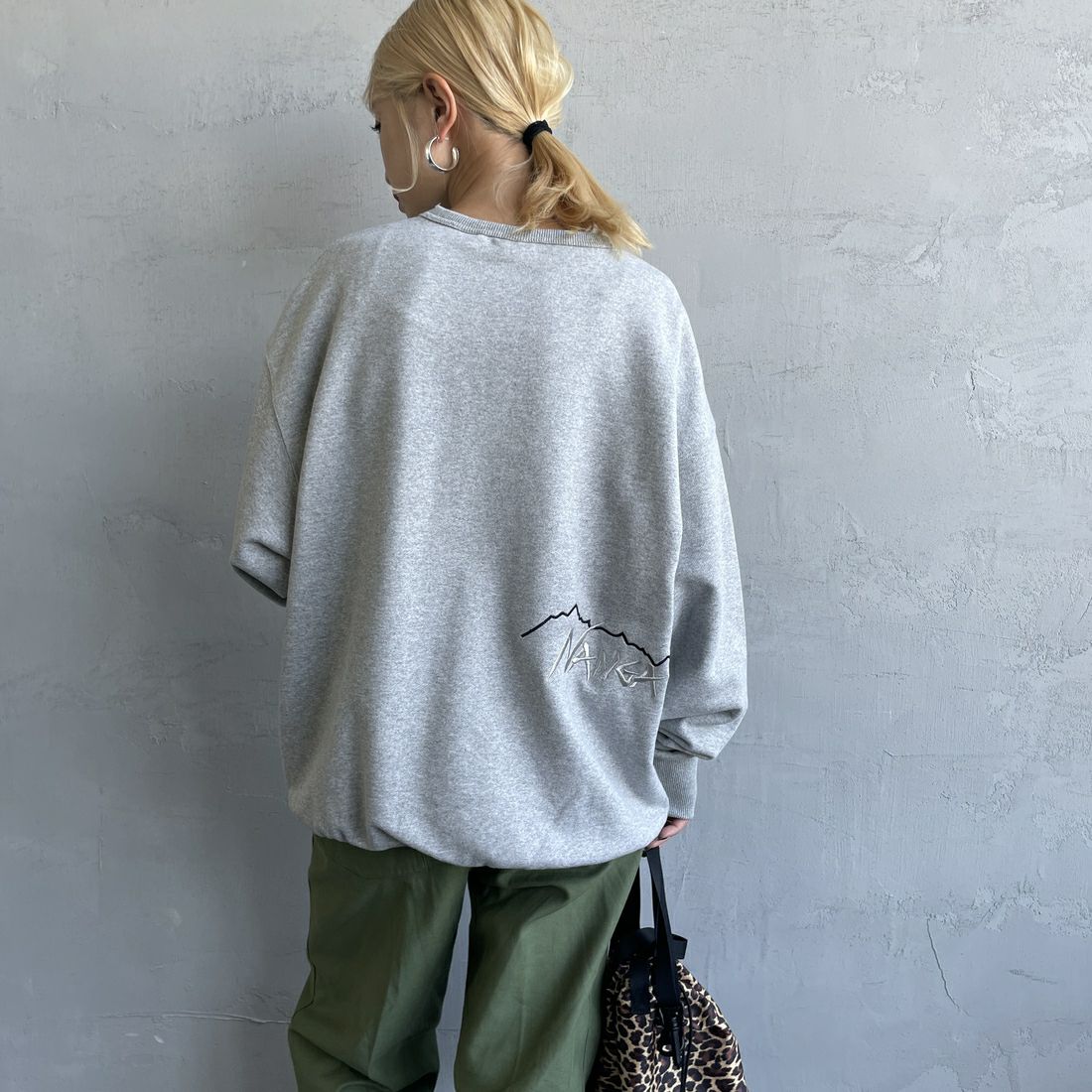 JEANSFACTORY × NANGA [ジーンズファクトリー × ナンガ] 別注 バックロゴ刺繍 クルーネックスウェット [NW24AW-JF2] GRAY &&モデル身長：150cm 着用サイズ：S&&