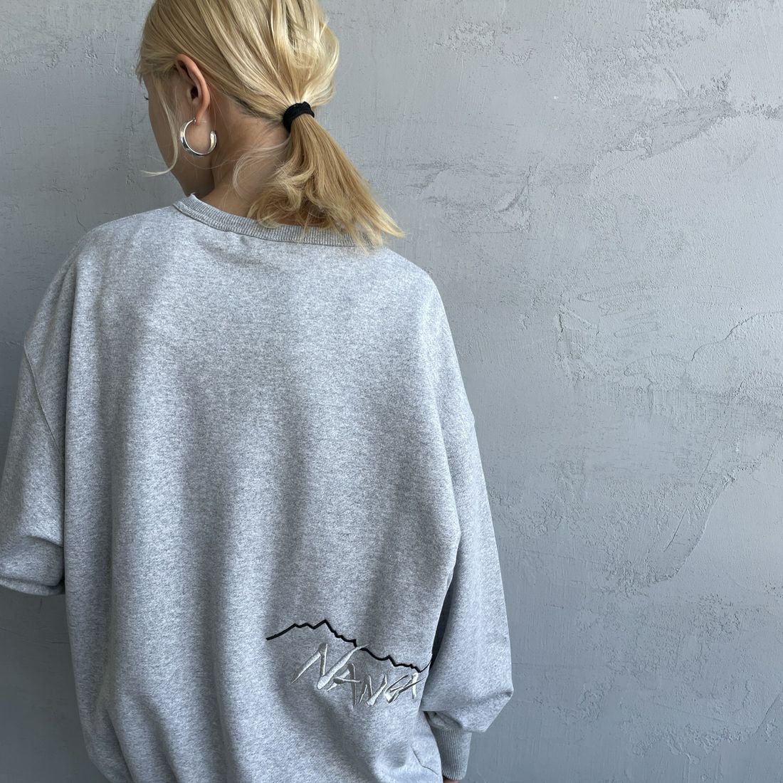 JEANSFACTORY × NANGA [ジーンズファクトリー × ナンガ] 別注 バックロゴ刺繍 クルーネックスウェット [NW24AW-JF2] GRAY &&モデル身長：150cm 着用サイズ：S&&