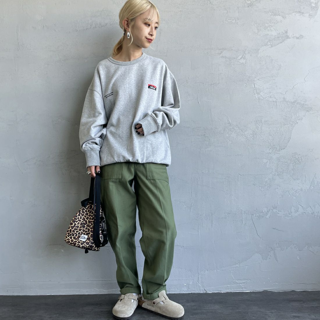 JEANSFACTORY × NANGA [ジーンズファクトリー × ナンガ] 別注 バックロゴ刺繍 クルーネックスウェット [NW24AW-JF2] GRAY &&モデル身長：150cm 着用サイズ：S&&