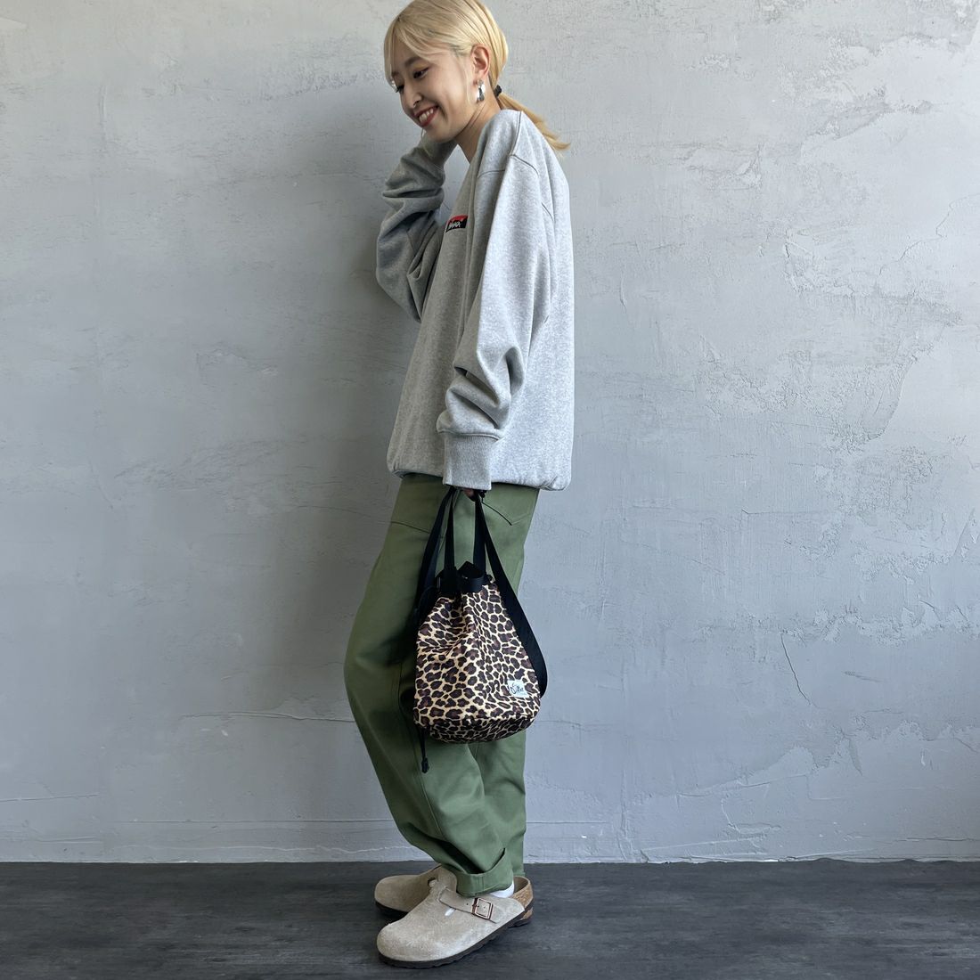 JEANSFACTORY × NANGA [ジーンズファクトリー × ナンガ] 別注 バックロゴ刺繍 クルーネックスウェット [NW24AW-JF2] GRAY &&モデル身長：150cm 着用サイズ：S&&