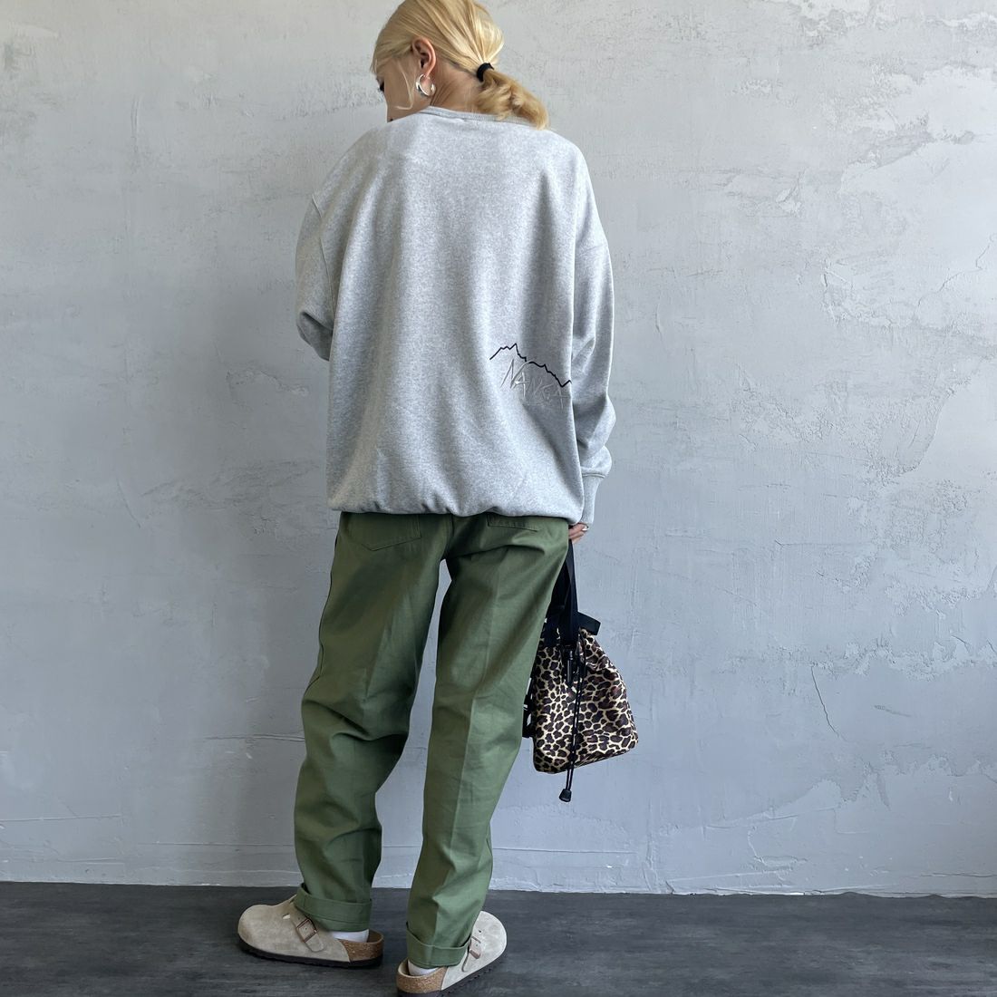 JEANSFACTORY × NANGA [ジーンズファクトリー × ナンガ] 別注 バックロゴ刺繍 クルーネックスウェット [NW24AW-JF2] GRAY &&モデル身長：150cm 着用サイズ：S&&
