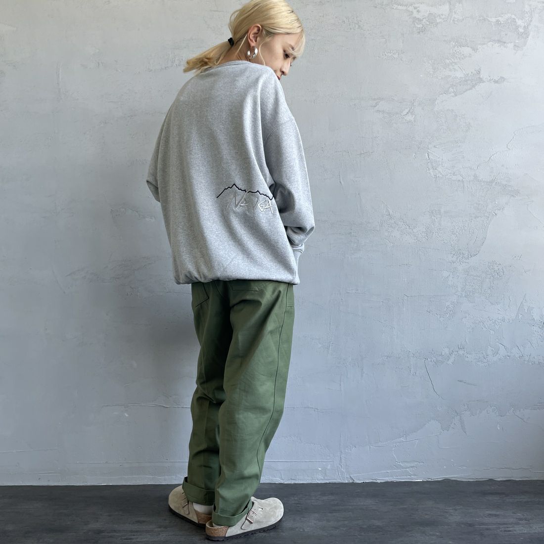 JEANSFACTORY × NANGA [ジーンズファクトリー × ナンガ] 別注 バックロゴ刺繍 クルーネックスウェット [NW24AW-JF2] GRAY &&モデル身長：150cm 着用サイズ：S&&