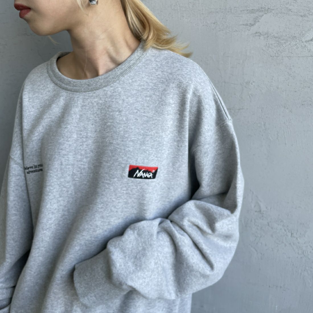 JEANSFACTORY × NANGA [ジーンズファクトリー × ナンガ] 別注 バックロゴ刺繍 クルーネックスウェット [NW24AW-JF2] GRAY &&モデル身長：150cm 着用サイズ：S&&