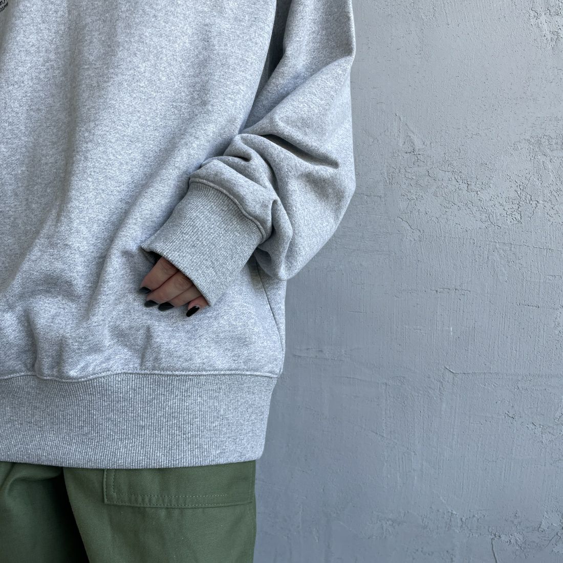 JEANSFACTORY × NANGA [ジーンズファクトリー × ナンガ] 別注 バックロゴ刺繍 クルーネックスウェット [NW24AW-JF2] GRAY &&モデル身長：150cm 着用サイズ：S&&