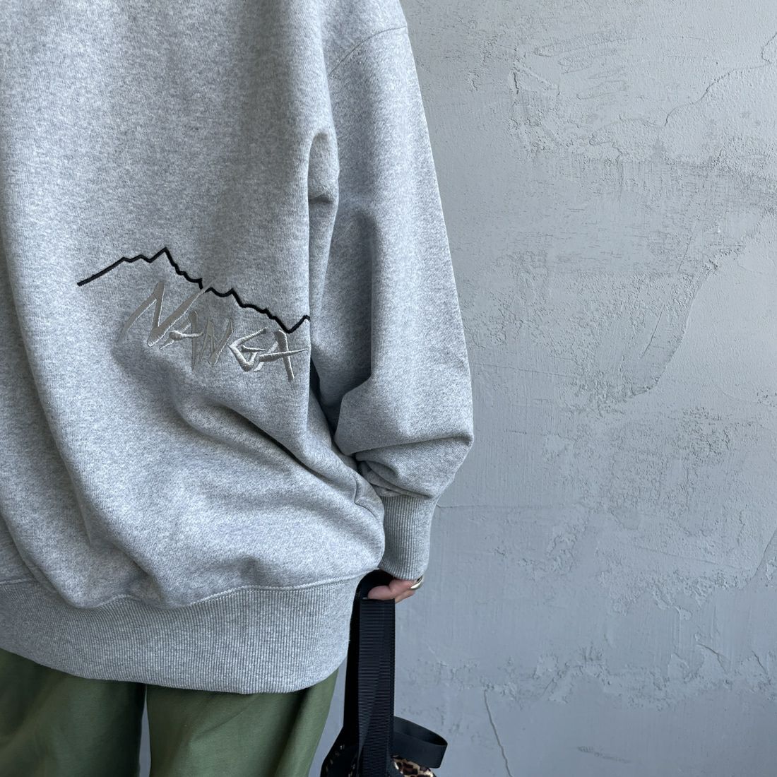 JEANSFACTORY × NANGA [ジーンズファクトリー × ナンガ] 別注 バックロゴ刺繍 クルーネックスウェット [NW24AW-JF2] GRAY &&モデル身長：150cm 着用サイズ：S&&