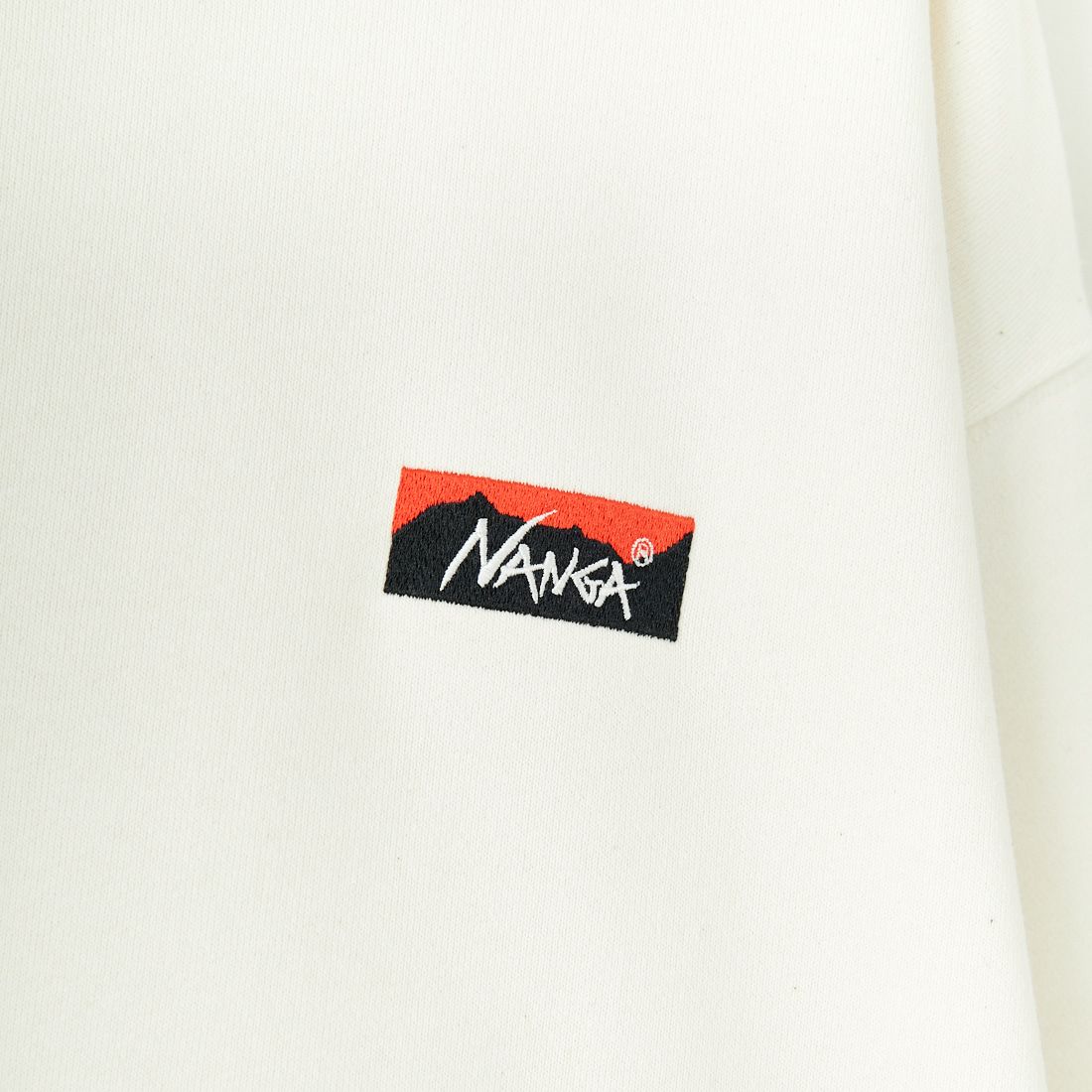 JEANSFACTORY × NANGA [ジーンズファクトリー × ナンガ] 別注 バックロゴ刺繍 クルーネックスウェット [NW24AW-JF2] WHITE