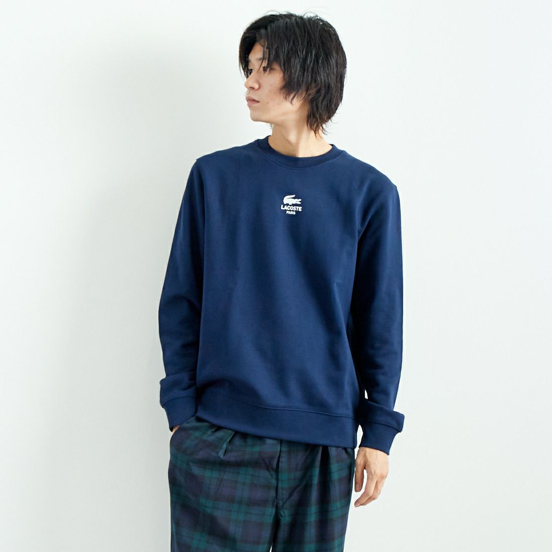 LACOSTE [ラコステ] ワンポイントプリント クルーネックスウェット [SH2736] 166 NAVY B &&モデル身長：182cm 着用サイズ：L&&